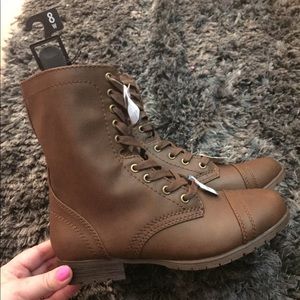 Boots size 8w